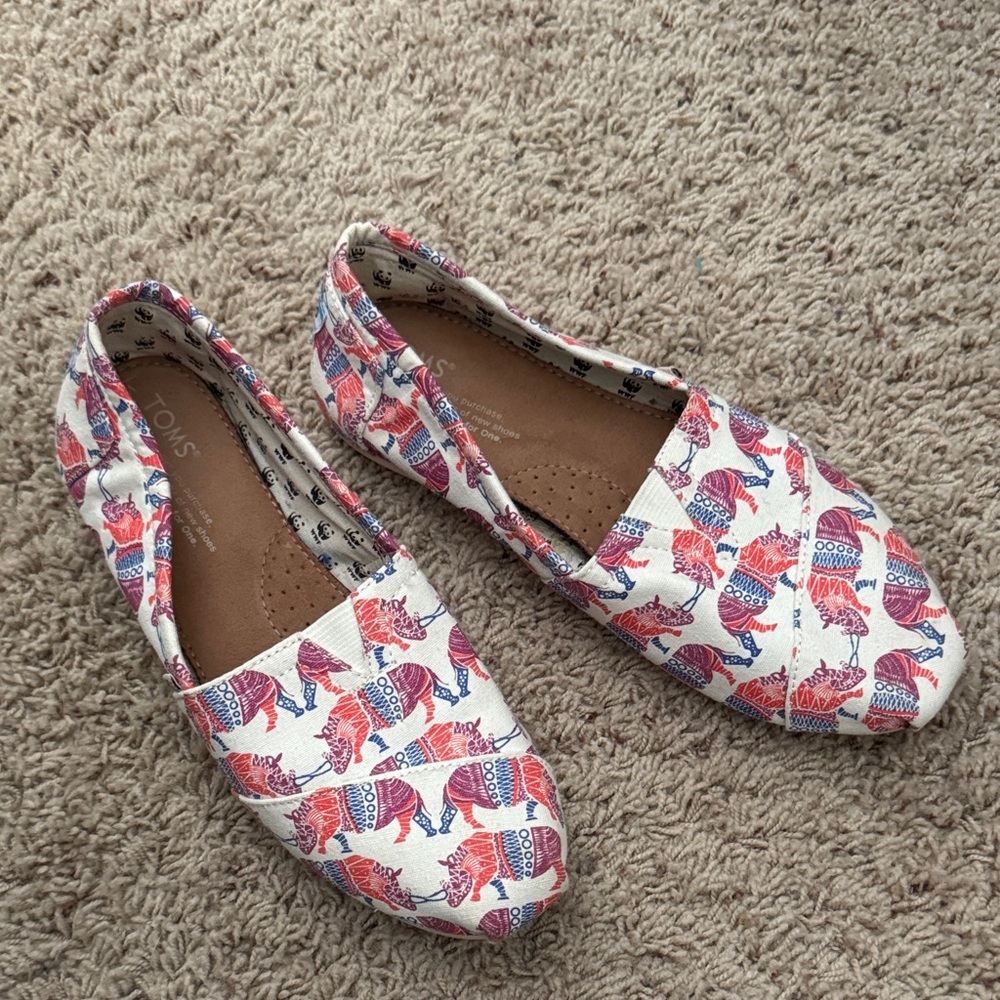 TOMS Women's Red and Blue Patterned Flats